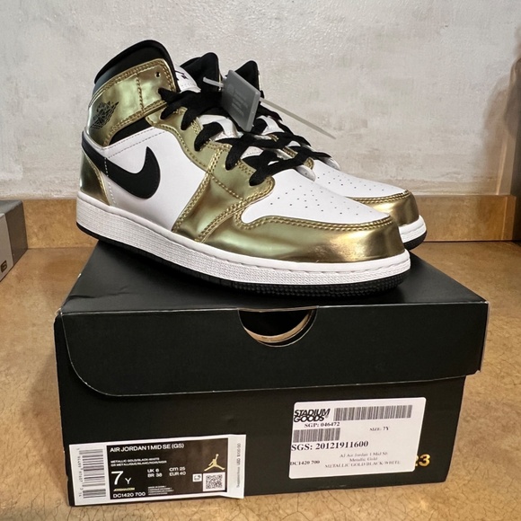 Air Jordan 1 Mid SE Metallic Gold Sneaker main image 7